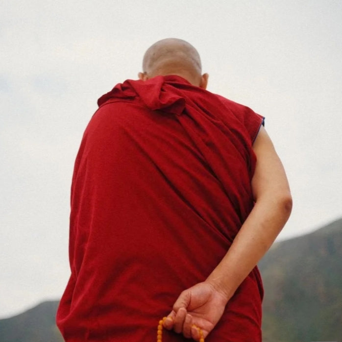 Benedizione rituale dei gioielli tibetani: tradizione, protezione e stile contemporaneo
