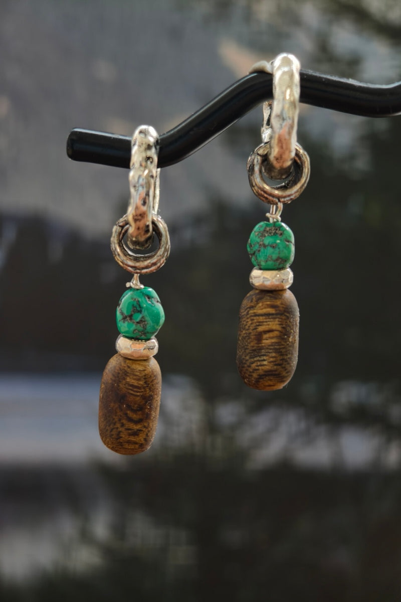 Orecchini Tibetani in Argento Placcato – Turchese Grezzo e Legno di Agarwood