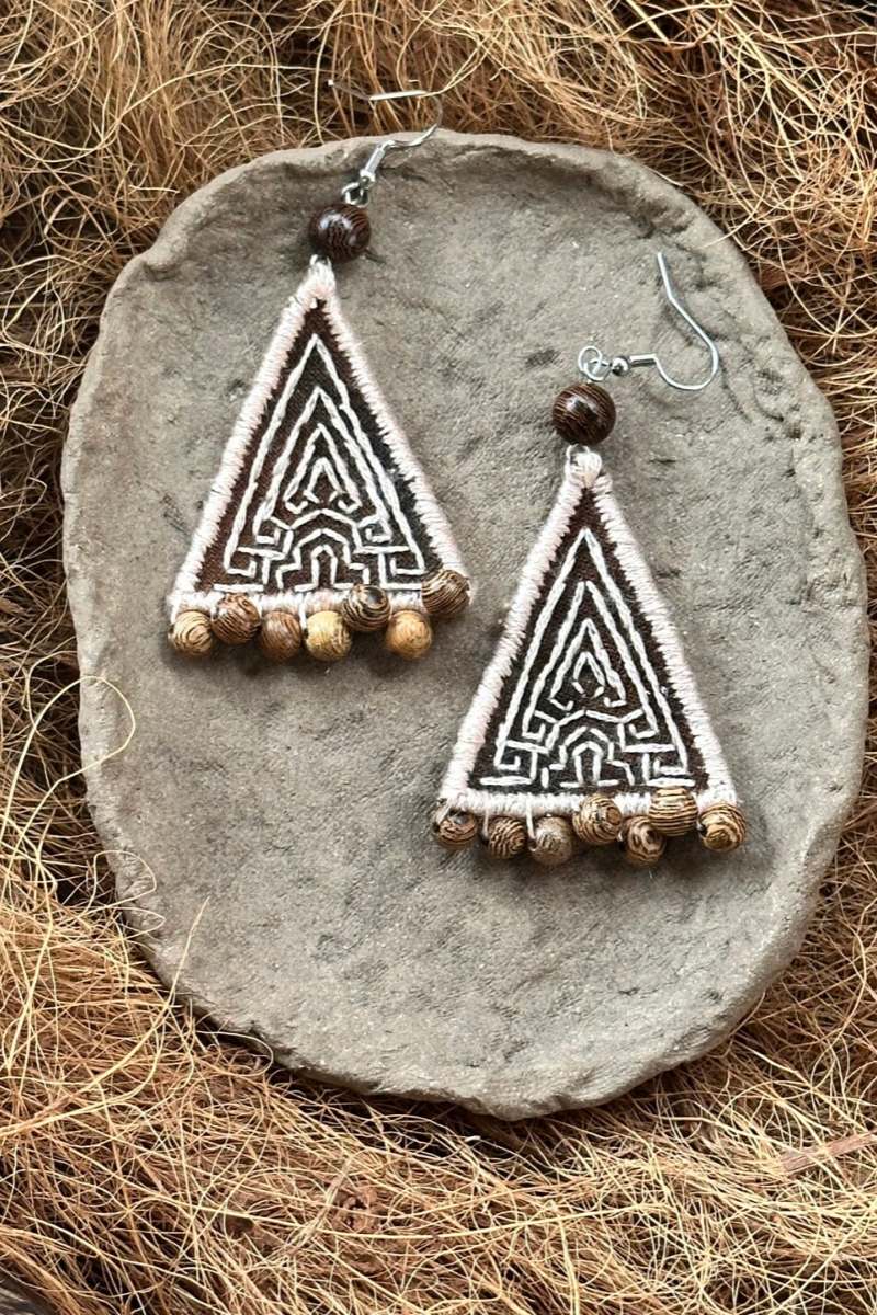 Geometria Sacra · Orecchini Tessuti a Mano in Bianco e Nero con Perle di Legno di Sandalo