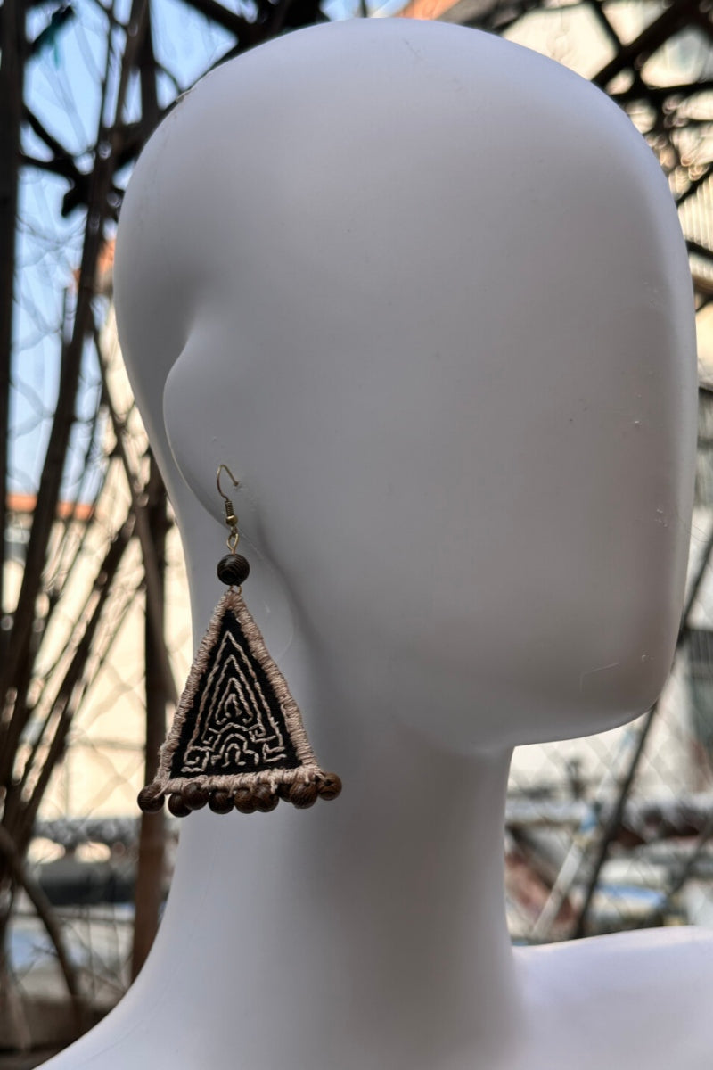 Geometria Sacra · Orecchini Tessuti a Mano in Bianco e Nero con Perle di Legno di Sandalo