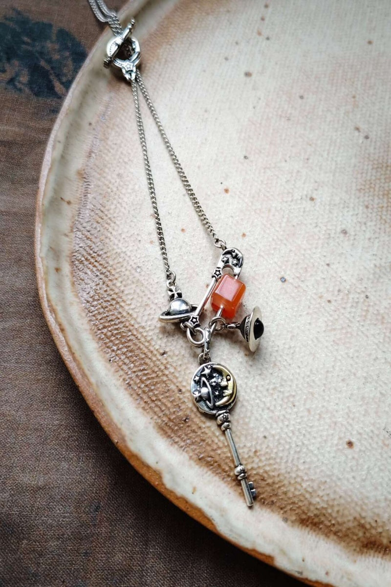 Collana Decostruttiva con Corniola Ghiacciata a Forma di Zolletta - Il Poema Meccanico - Pezzo Unico Geometrico