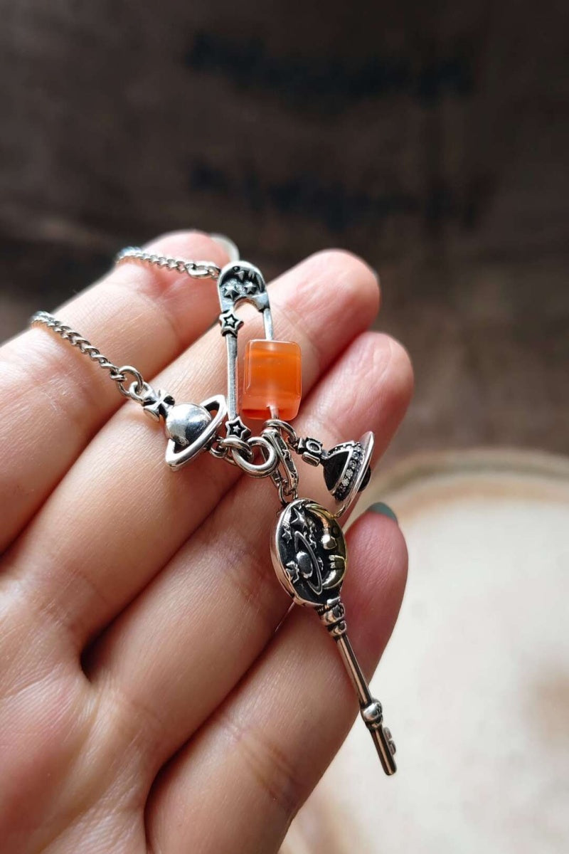 Collana Decostruttiva con Corniola Ghiacciata a Forma di Zolletta - Il Poema Meccanico - Pezzo Unico Geometrico