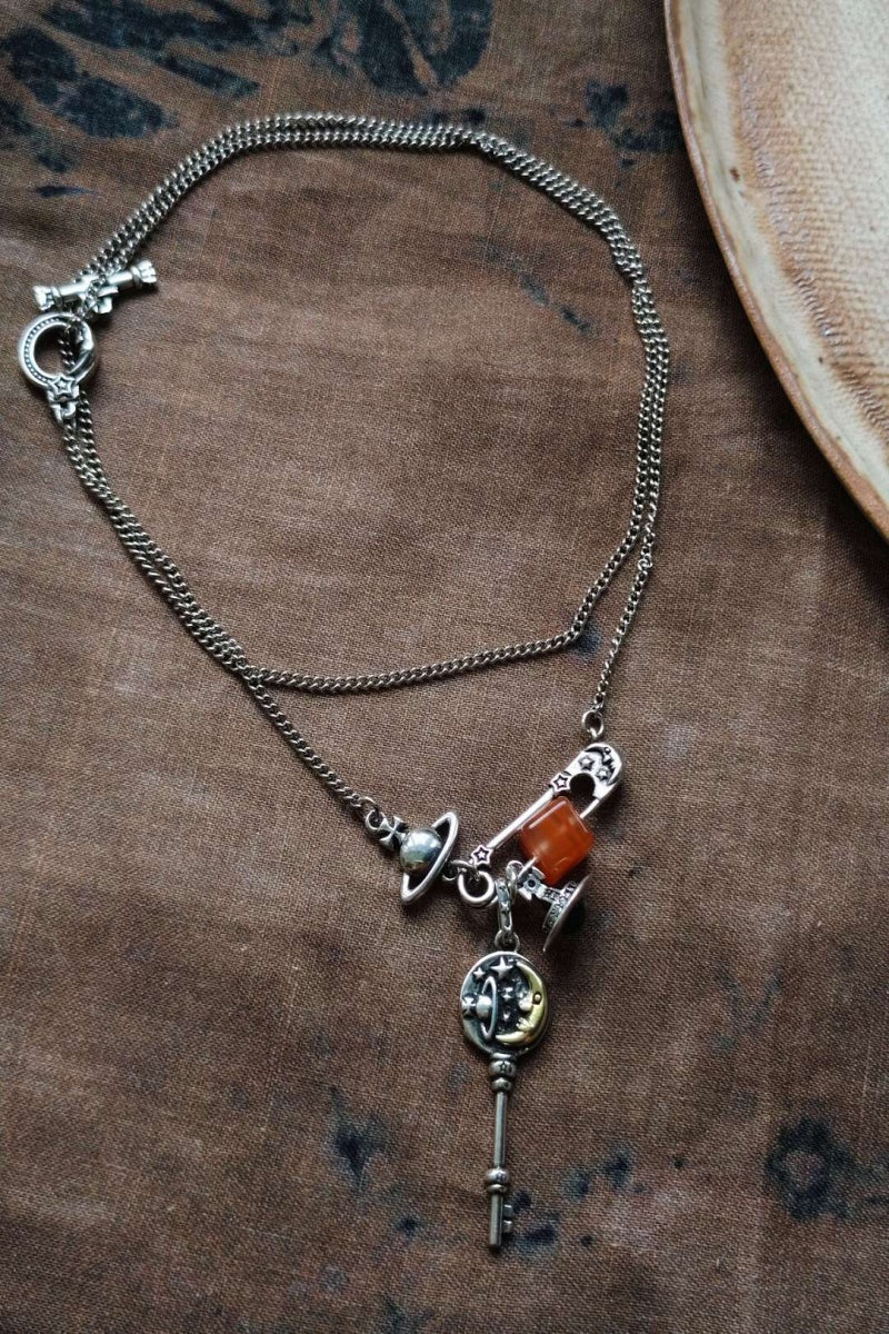 Collana Decostruttiva con Corniola Ghiacciata a Forma di Zolletta - Il Poema Meccanico - Pezzo Unico Geometrico