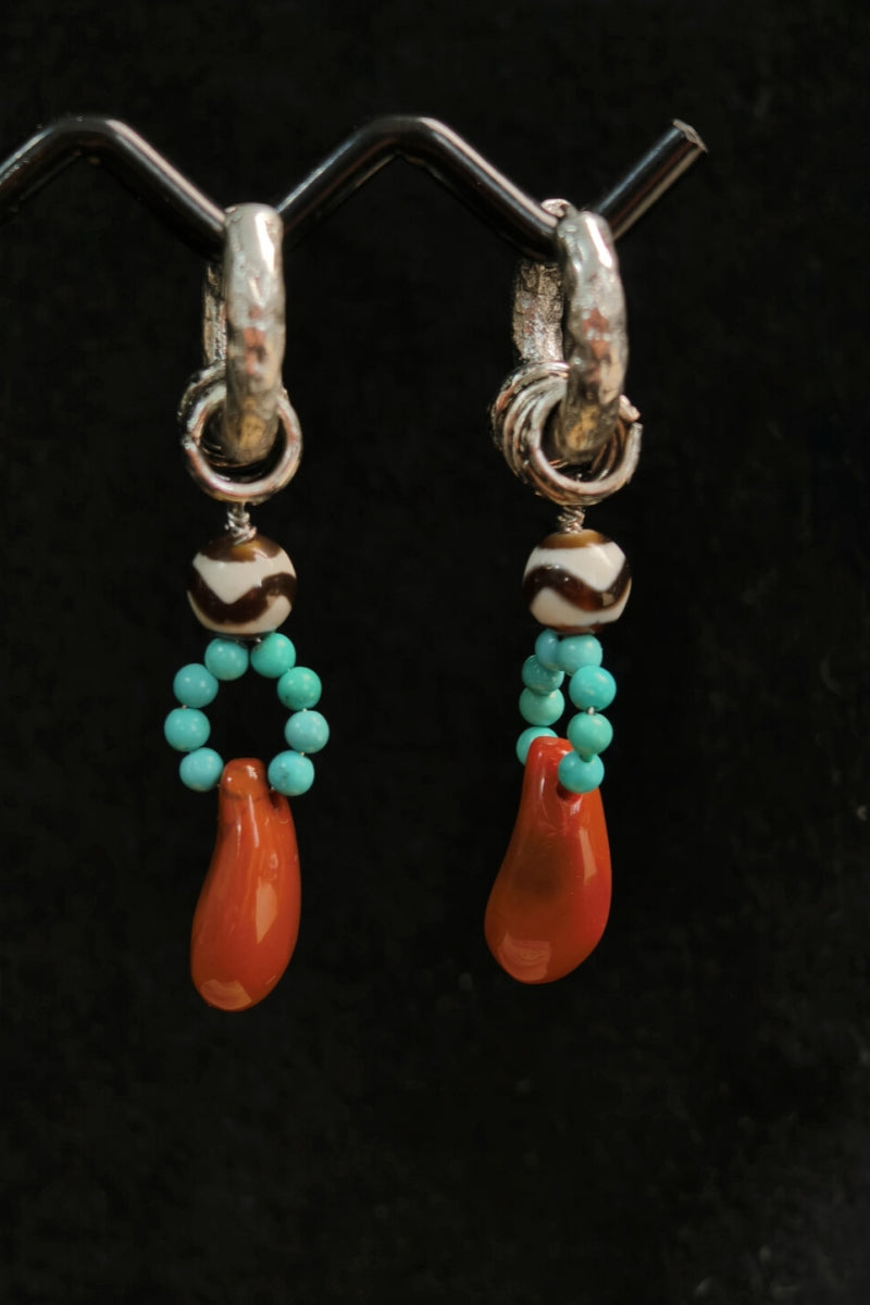 Viaggio Artistico | Orecchini a Strati con Perle Tibetane Dzi, Turchese e Corniola | Design a Goccia con Cerchio in Argento 925 | Stile Boho-Chic